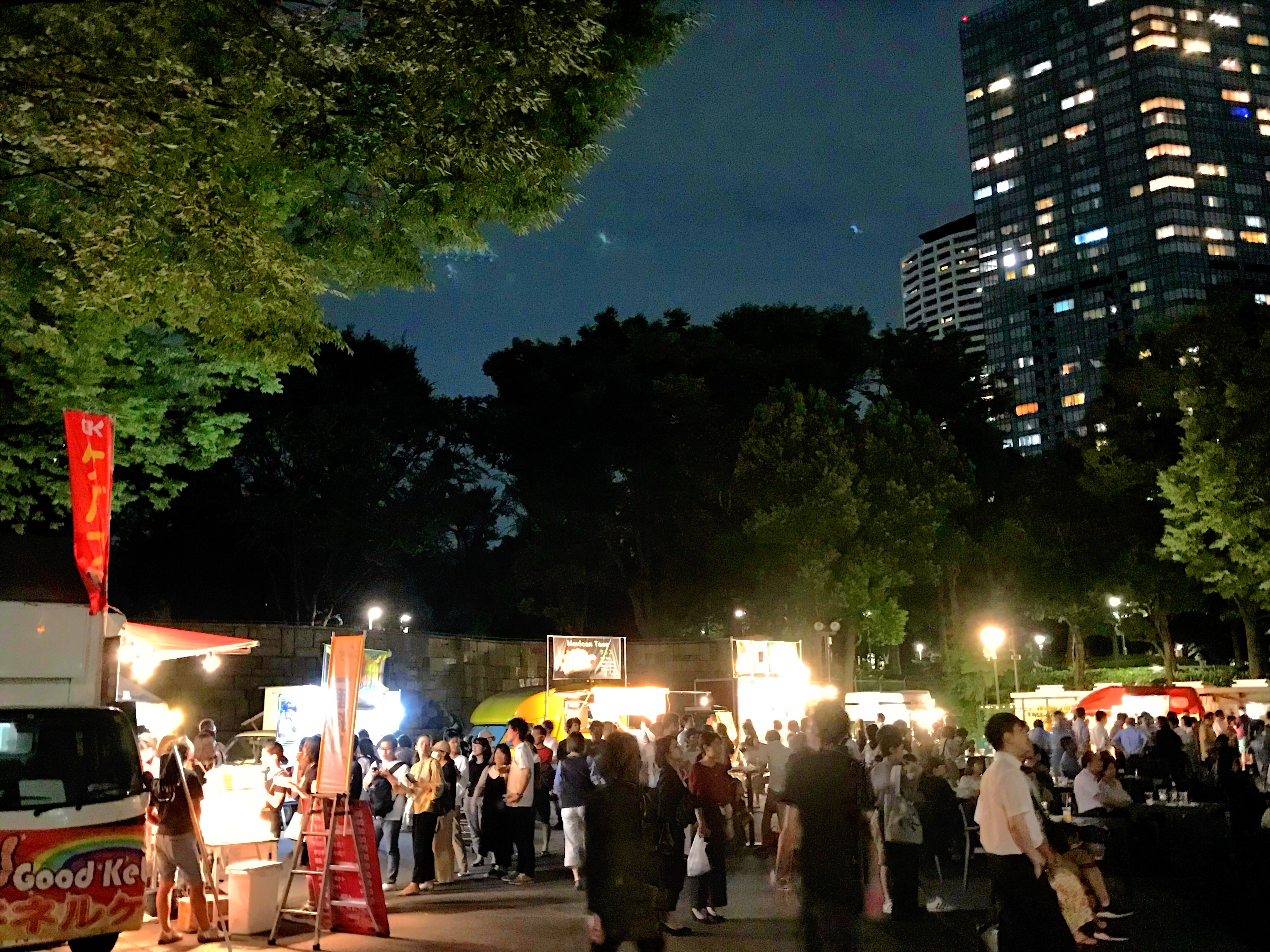 夜景をバックに巨大スクリーンで映画鑑賞 クビールが楽しめる屋外イベント 新宿中央公園にて7月24 27日