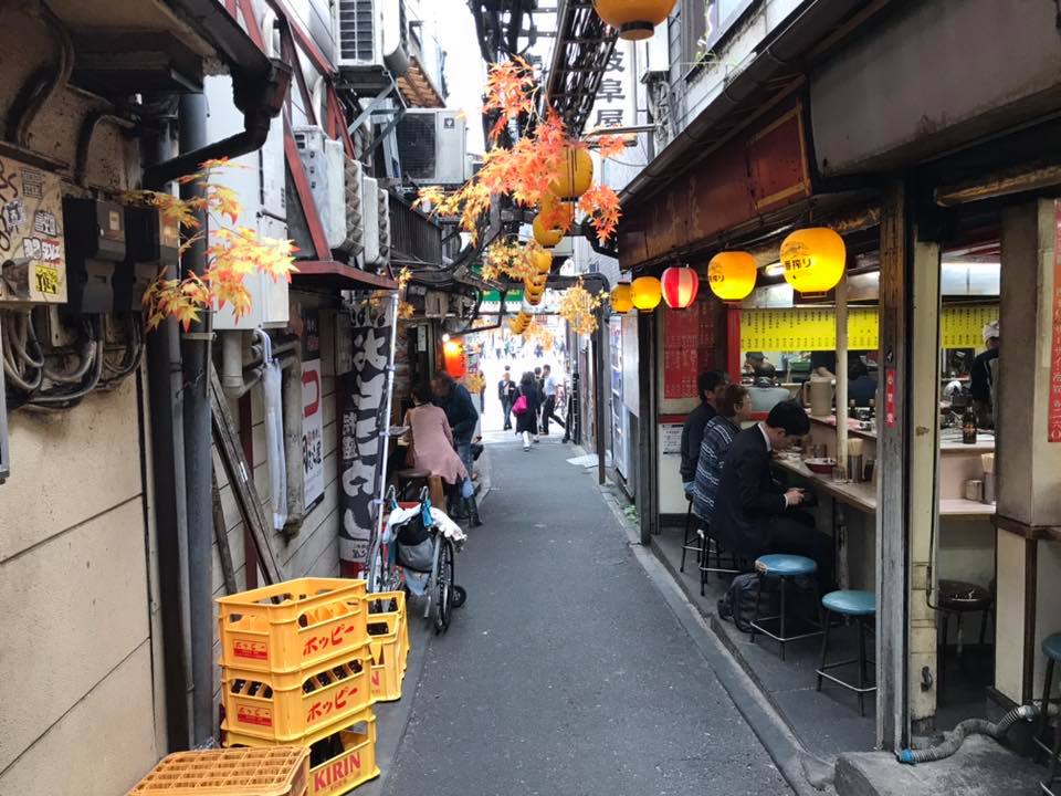 戦後の闇市がルーツのレトロな雰囲気の飲食街「思い出横丁」