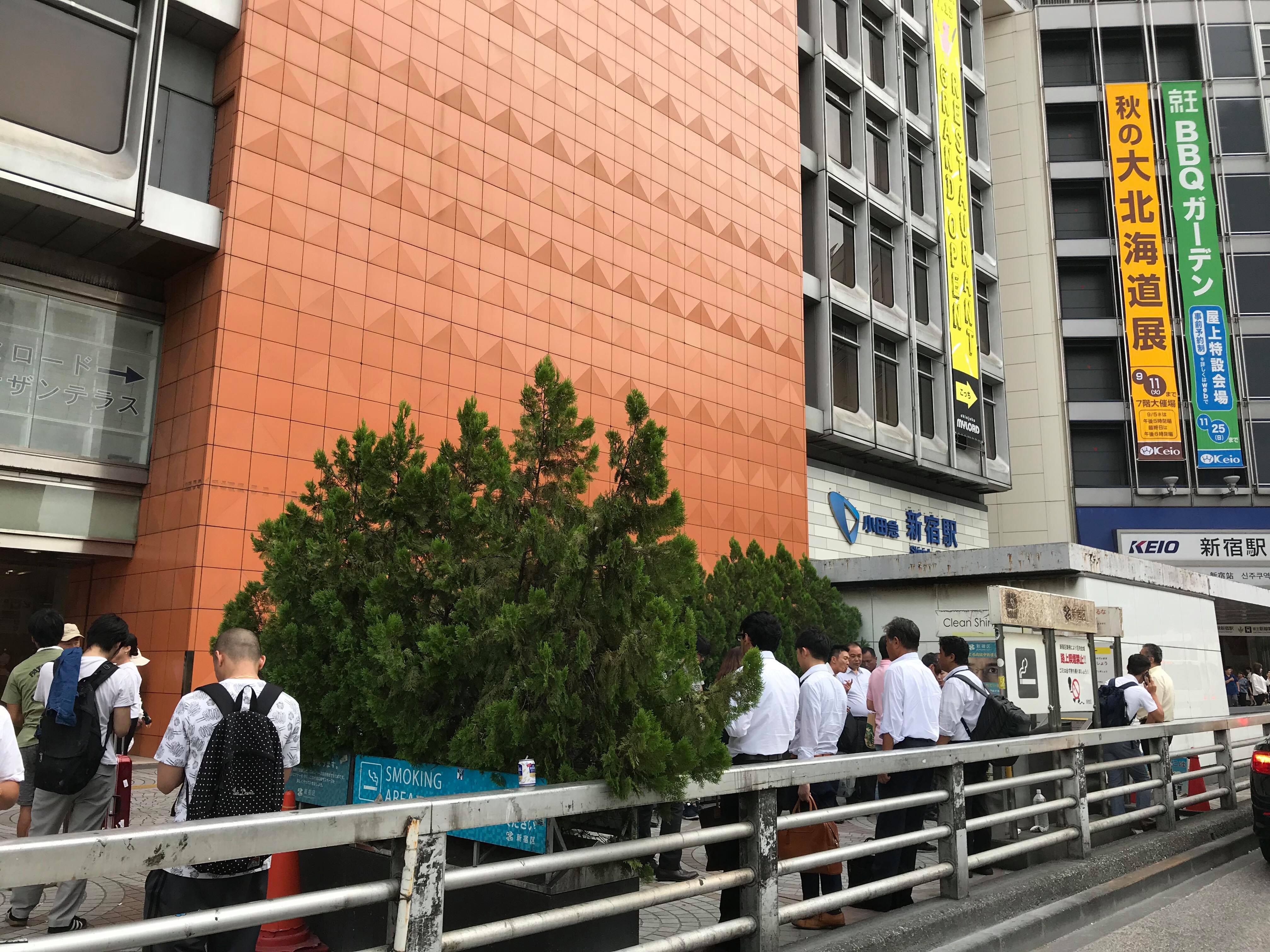 これでスモーカーも安心 新宿駅周辺の 路上喫煙スペース 5箇所