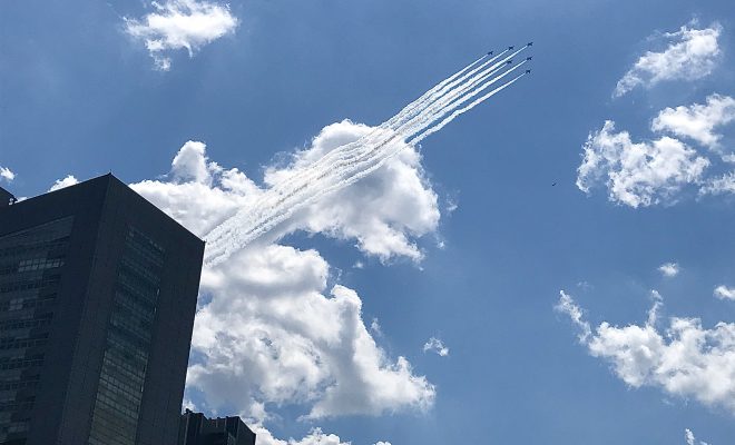 今日はブルーインパレスが新宿の上空を飛行 引き続き新型コロナに伴うご対応をお願いします